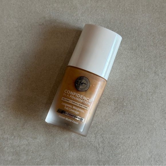 it cosmetics Other - IT Cosmetics Confidence in a Foundation Shade 240 Med Bronze